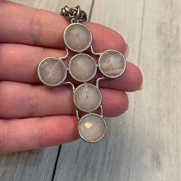 NWT Urban Outfitters Silver Chain Shiny Cross Pendant Statement Necklace - Picture 3 of 7